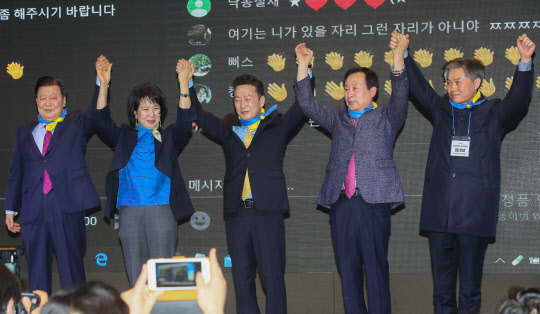 비례정당 '열린민주당' 출범  8일 서울 여의도 글래드호텔에서 열린 비례정당 '열린민주당' 중앙당 창당대회에서 이근식 당대표(왼쪽부터), 손혜원, 정봉주, 박홍률, 김대성 최고위원이 당원들에게 인사하고 있다.    연합뉴스